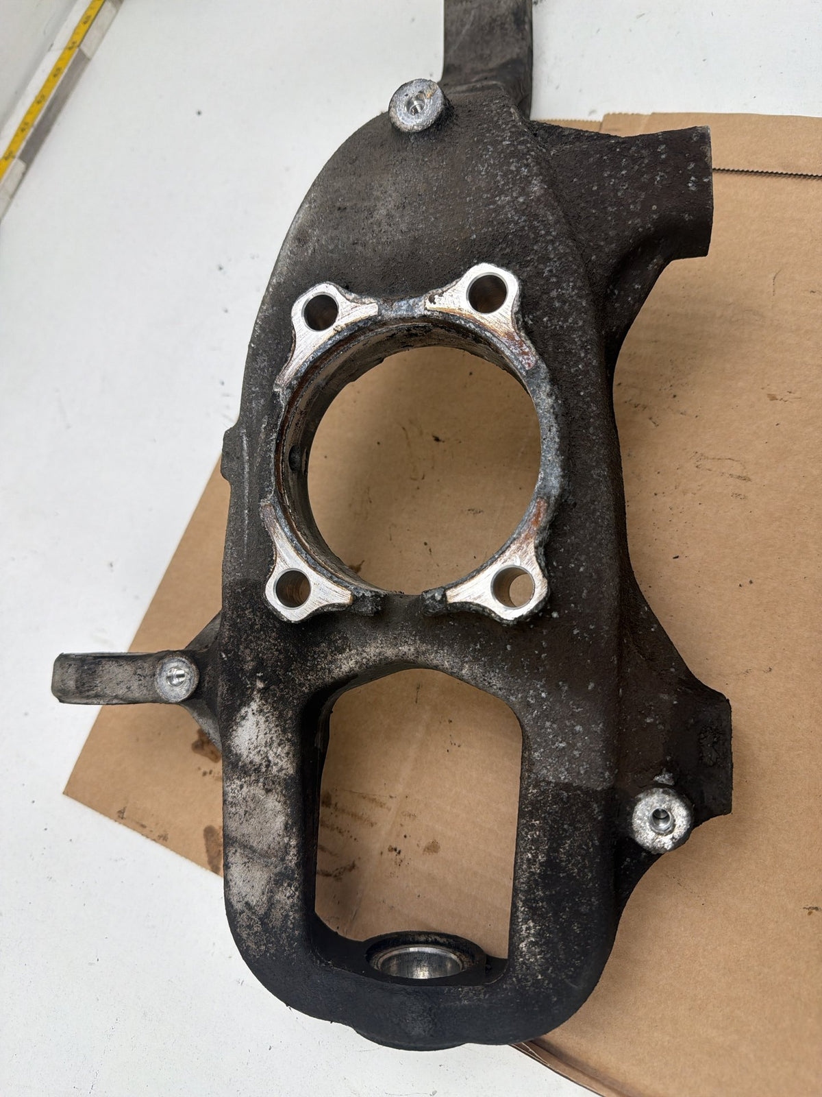 2014-2017 Maserati Ghibli Right Side Wheel Spindle Steering Knuckle OEM