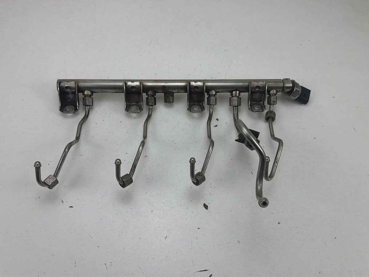 2009-2015 BMW 750i Right Side Fuel Injection Rail Line w/ Injectors 7537319 OEM