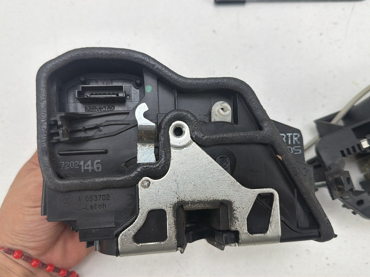 2006-2011 BMW 328i Right Front Door Lock Actuator & Handle Bracket 7202146 OEM