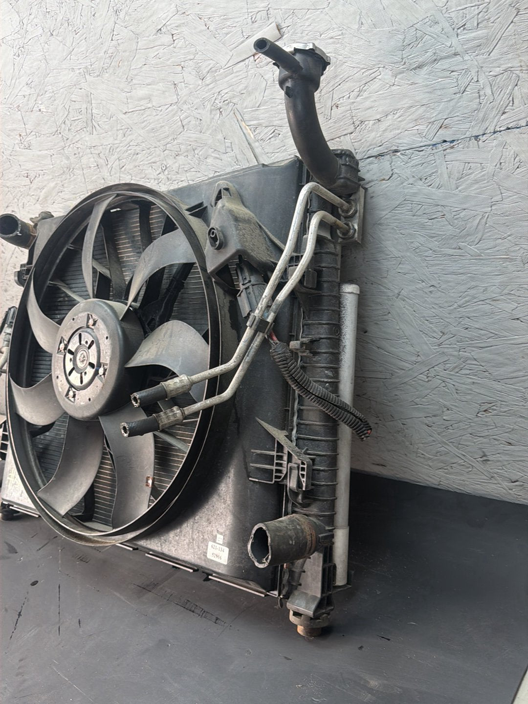 2011-2013 Jeep Grand Cherokee Engine Radiator Cooling Fan Shroud Module OEM