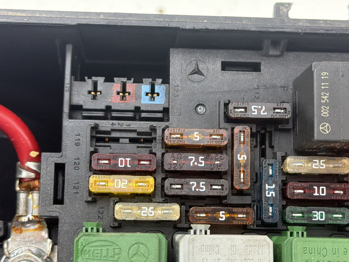 2006-2013 Mercedes-Benz R350 Front SAM Fuse Relay Box Module A1645400182 OEM