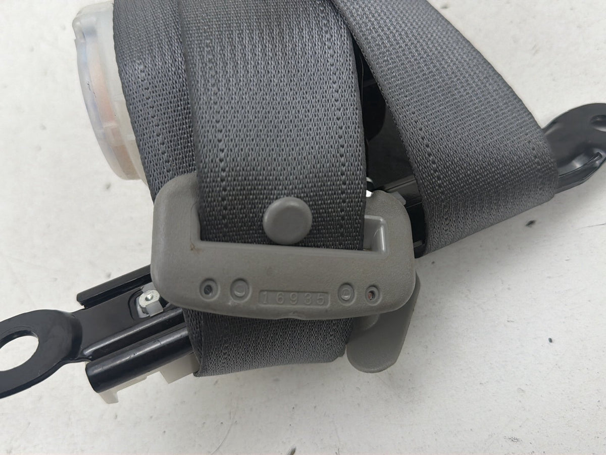 2015-2020 Toyota Sienna 2nd Row Rear Right Side Outer Seat Belt Retractor OEM