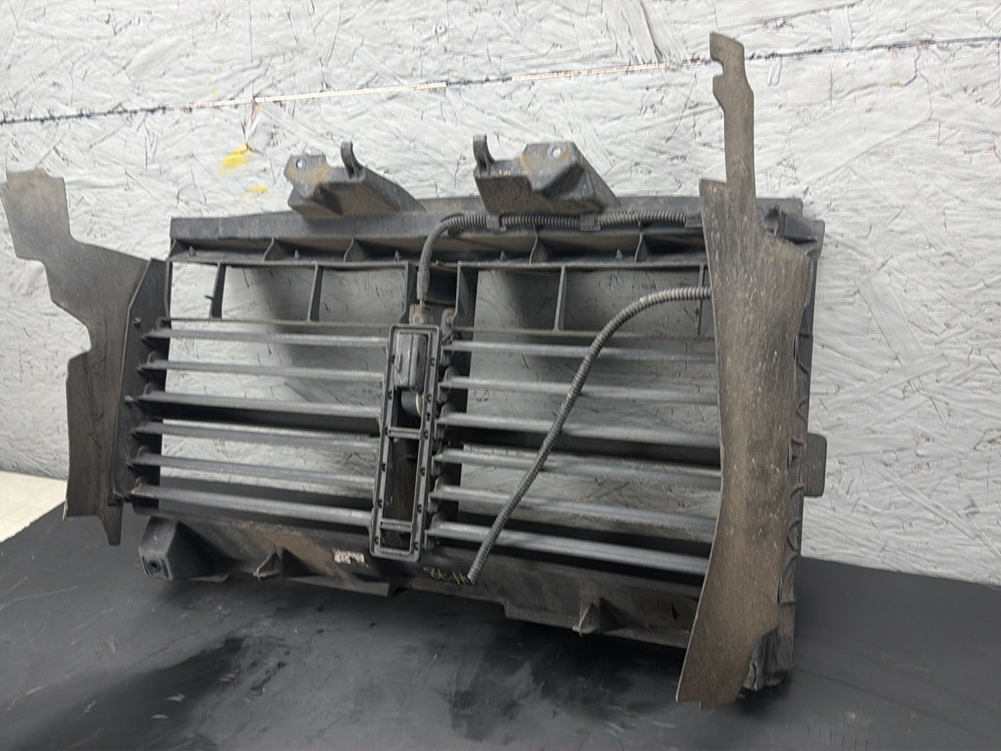 2013-2018 Ram 1500 5.7L Front Radiator Active Grille Air Shutter w/ Motor OEM