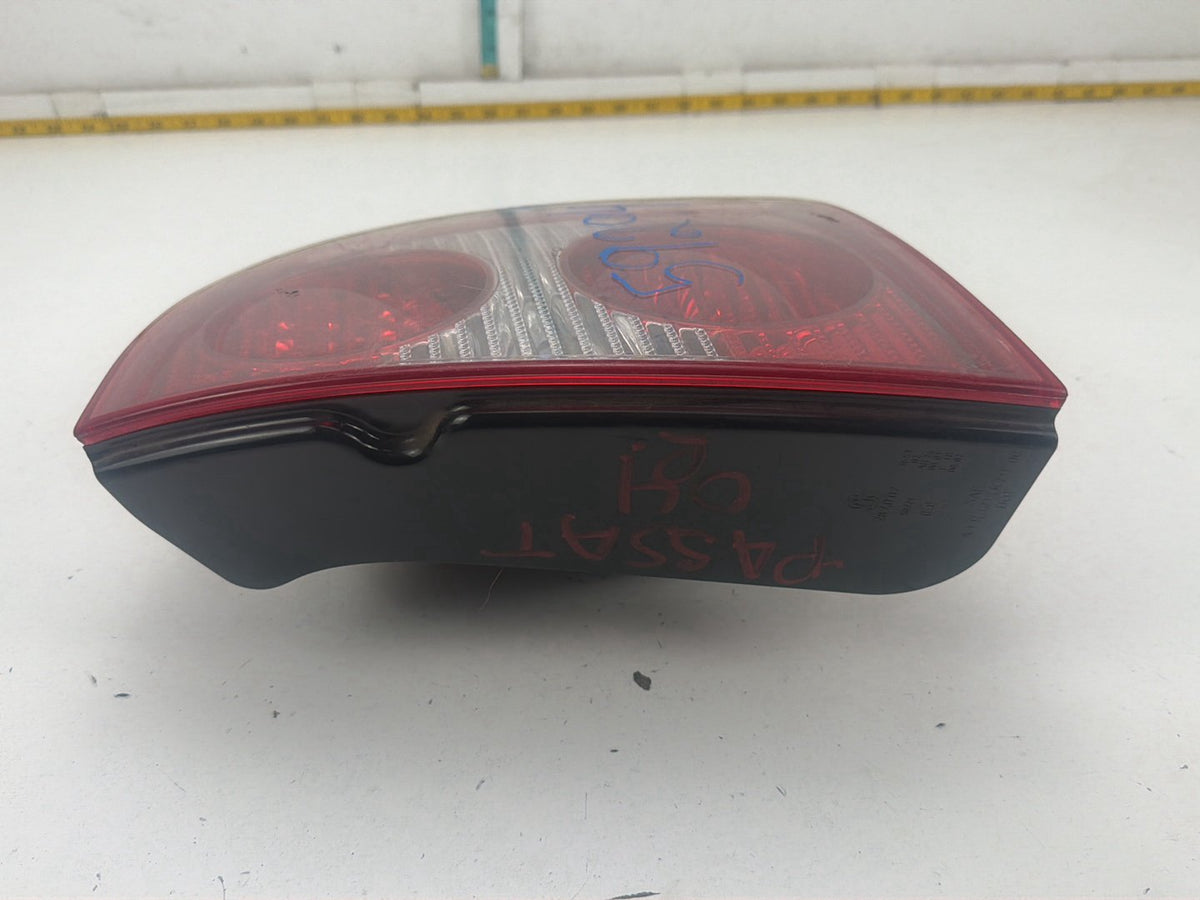 2001-2005 Volkswagen Passat Rear Right Passenger Tail Light 28408015 OEM