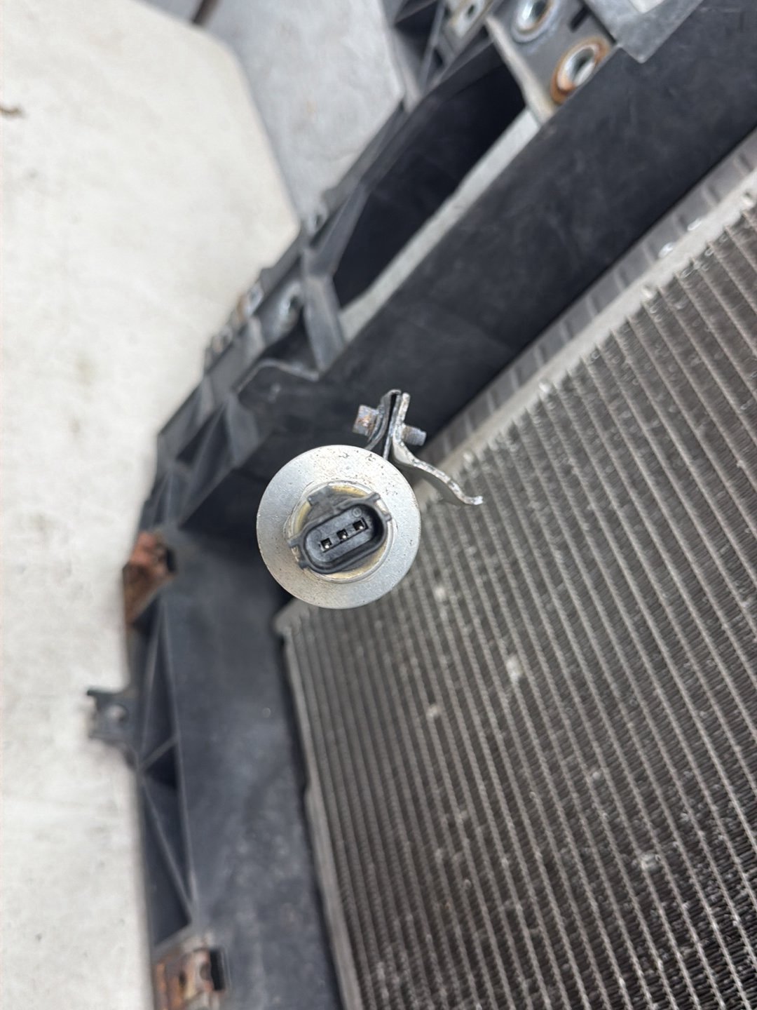 2010-2013 Infiniti G37 Front Engine Cooling Radiator & Fan Shroud Assy OEM