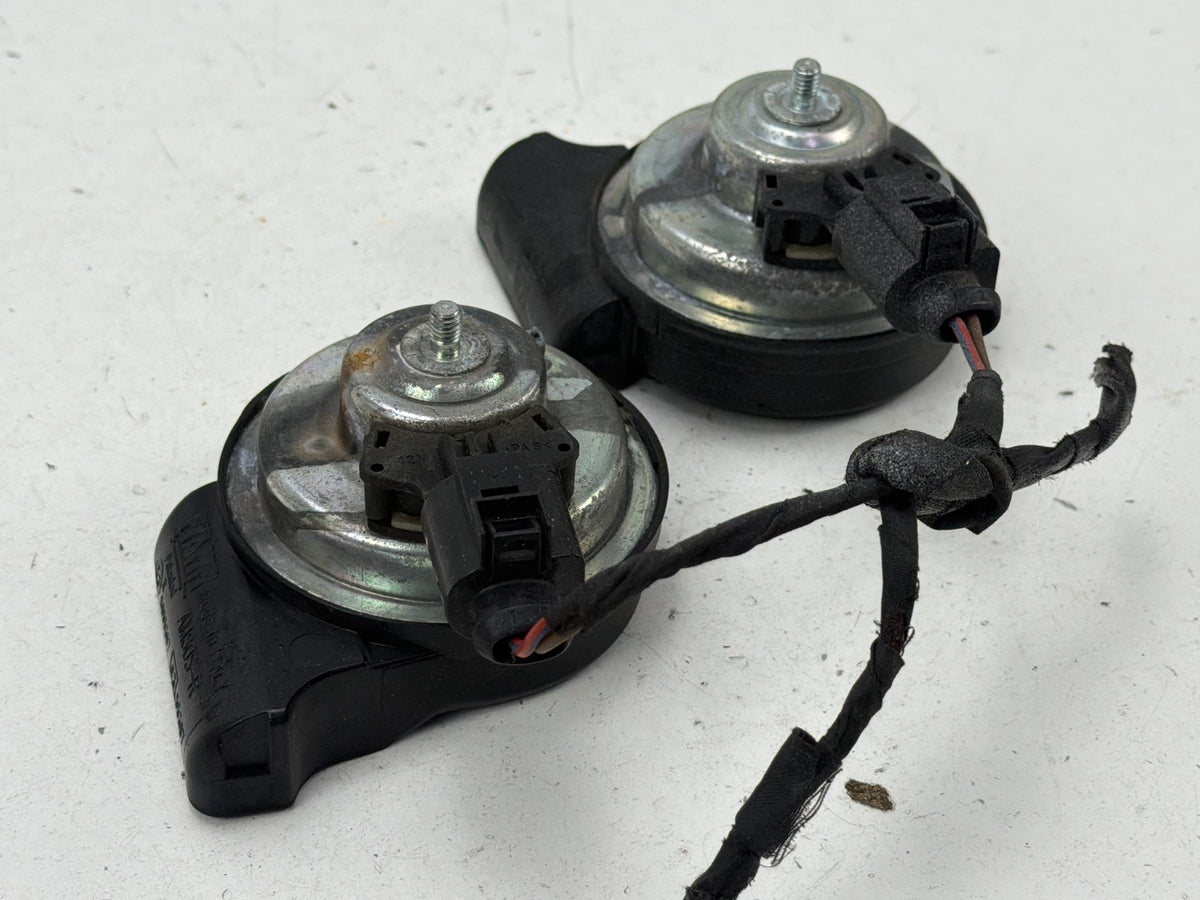 2015-2020 Audi A3 Front Dual High Low Tone Warning Horn Assembly 5Q0951221 OEM