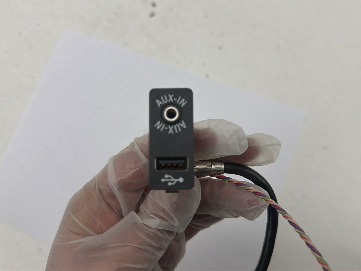 2011-2016 BMW F10 USB AUX-IN Socket Port Plug 9237653-01 OEM