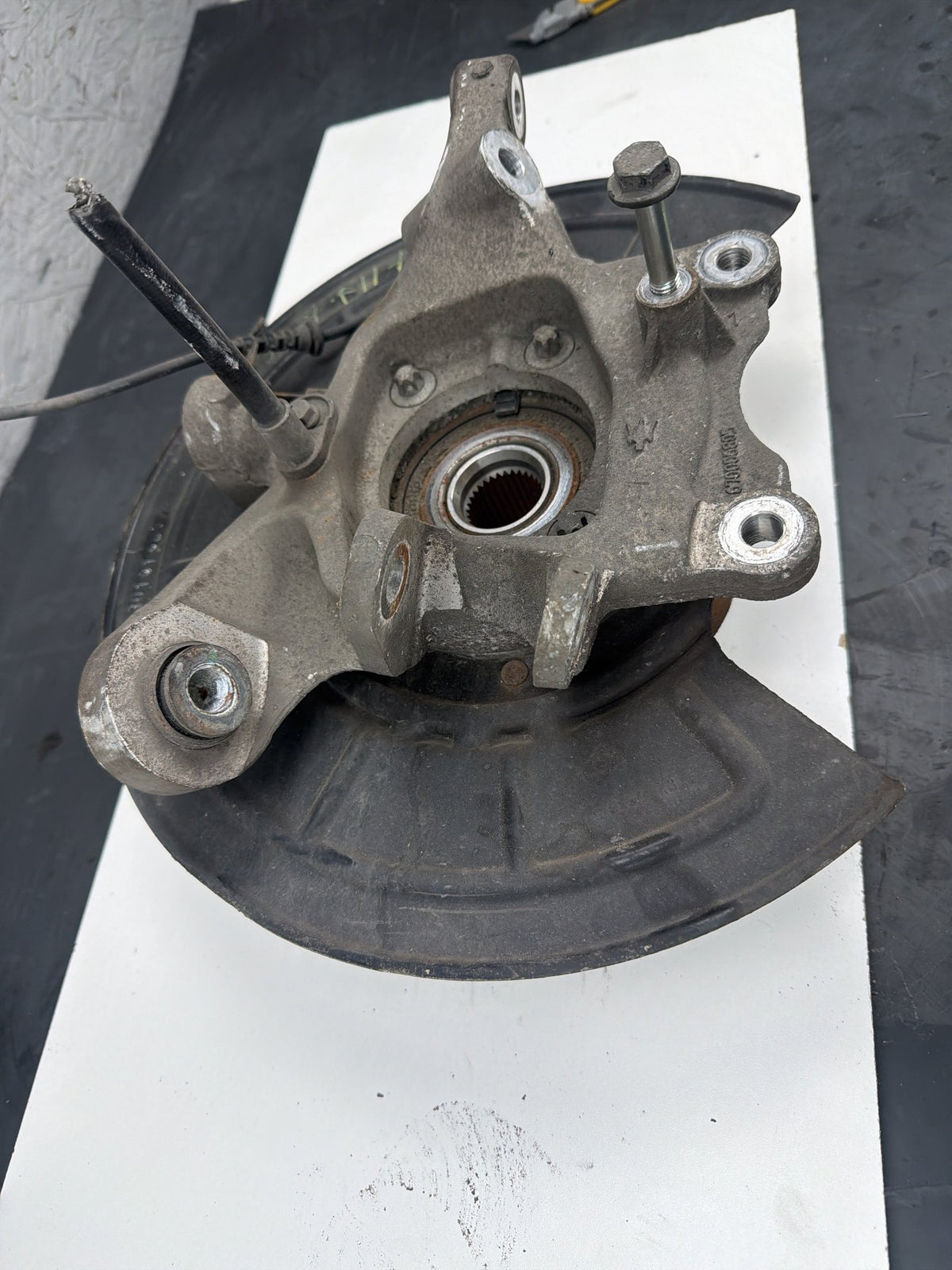 2014-2017 Maserati Quattroporte VI M156 Front Right Steering Knuckle Hub OEM