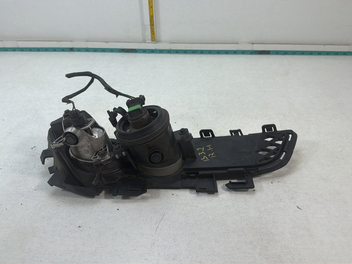 2010-2013 Mercedes-Benz E-Class Front Right Fog Light w/ Cover Assembly OEM