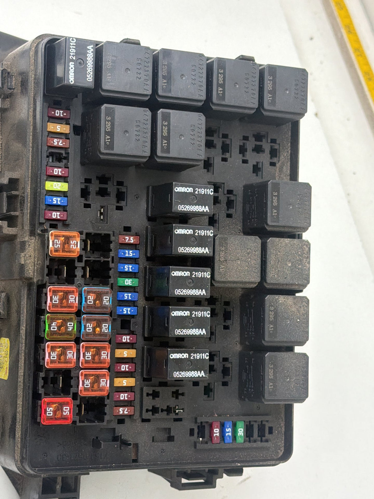 2014-2020 Maserati Ghibli III M157 Engine Bay Fuse Relay Box 670008649 OEM