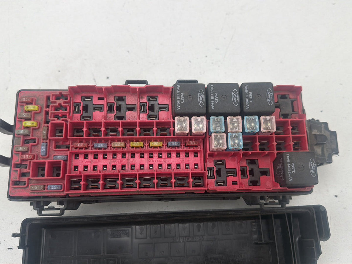 2003-2006 Ford Expedition Engine Power Distribution Fuse Relay Box OEM