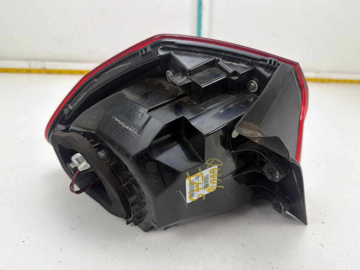 2016-2019 Volkswagen Passat Sedan Right Passenger Side Tail Light 561945096P OEM