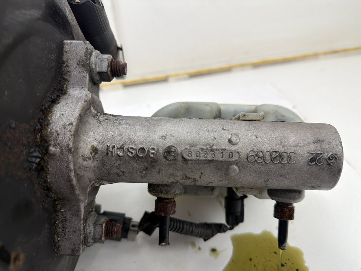 2007-2008 GMC Yukon Denali Brake Booster Master Cylinder Fluid Reservoir OEM