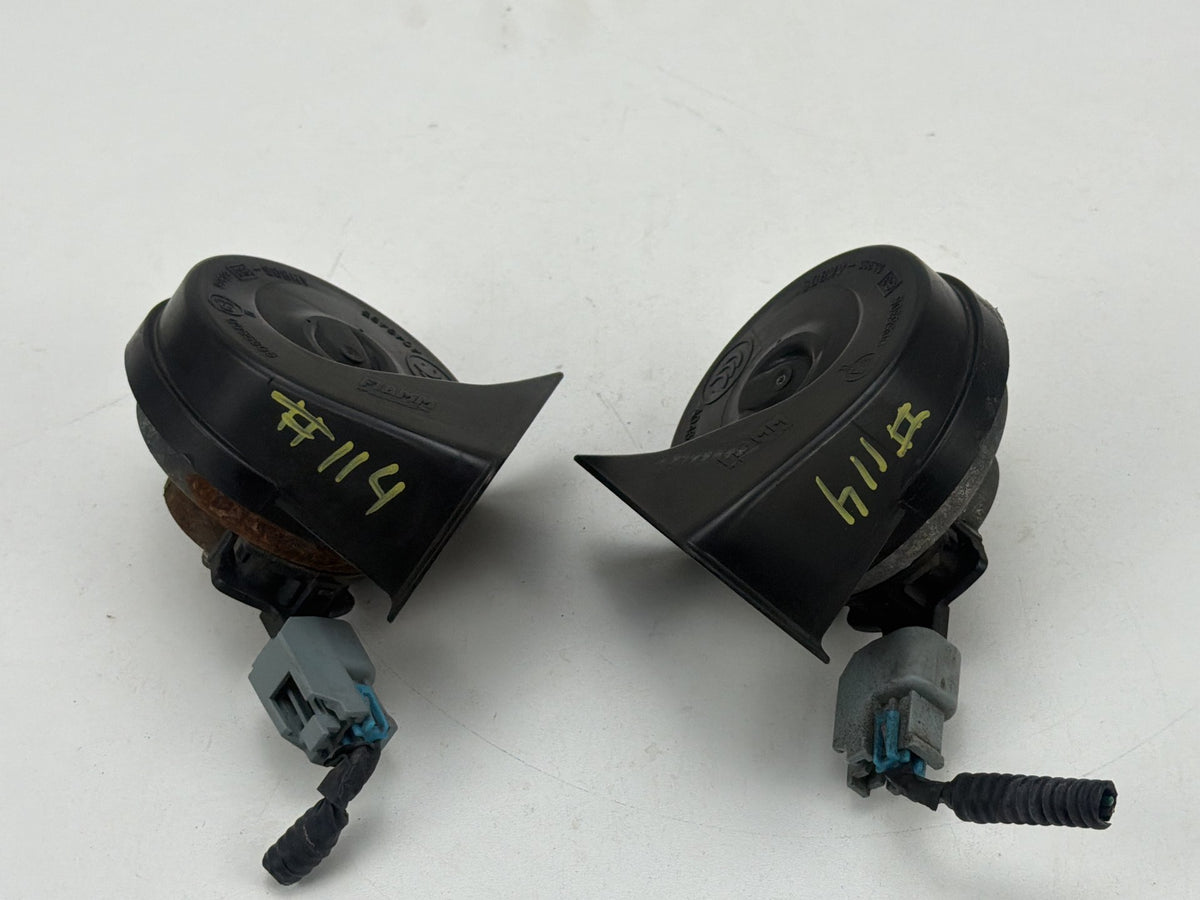 2007-2014 GMC DENALI GMT900 High & Low Dual Tone Warning Horn Assembly OEM