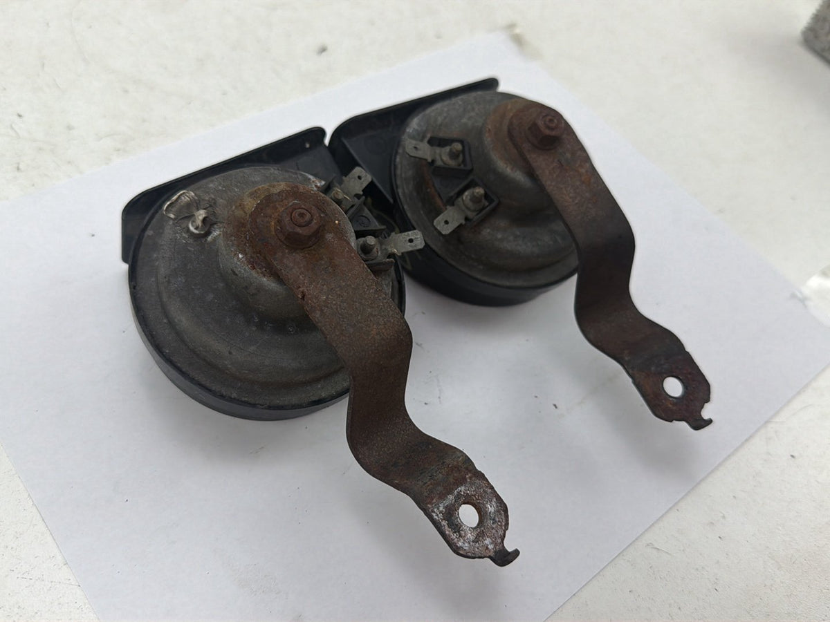 2011-2013 Dodge Durango High Low Pitch Tone Dual Horn Signal Alarm Assembly OEM