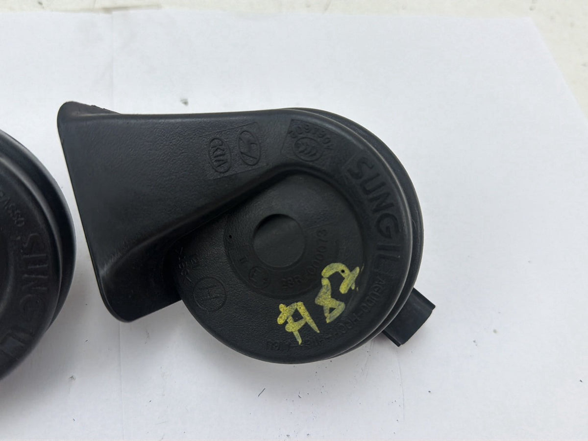 2015-2018 Kia Sedona Dual Electric Shell Horns Warning Note Set 96610-A9000 OEM