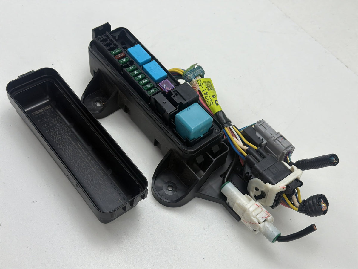 2010-2015 Lexus IS250C Convertible Rear Relay Fuse Box 82241-53010 OEM