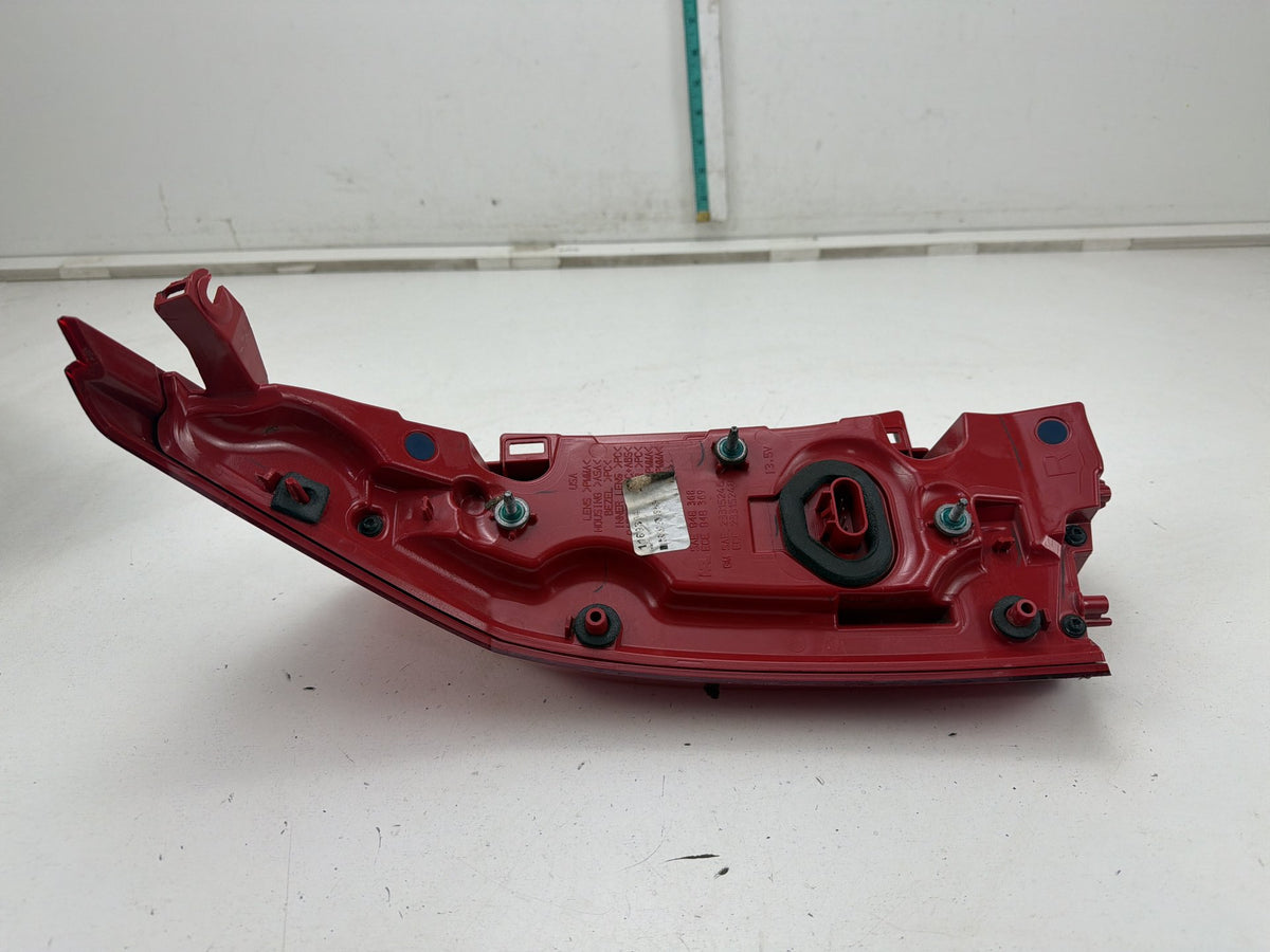 2013-2018 Cadillac Ats Rear Right Passenger Side Outer Tail Light 23315246 OEM