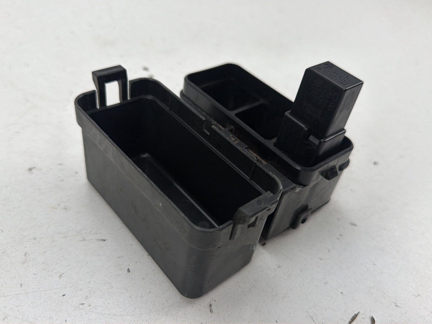 2014-2019 Infiniti Q50 V37 - Wiper Fuse Box Relay K1538265F10 OEM