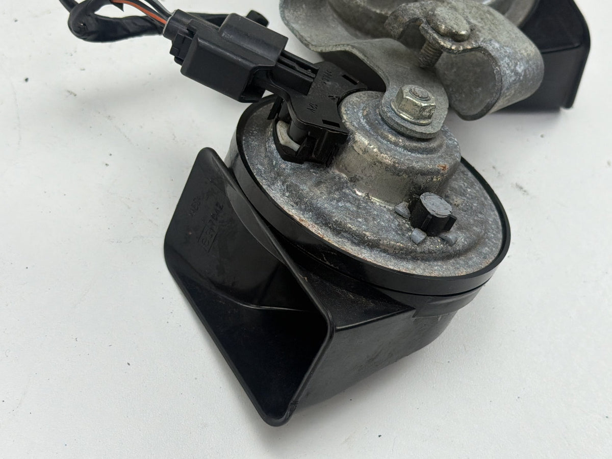 2011-2018 Volvo S60 High Low Tone Dual Signal Horn Assembly Bracket Pair OEM