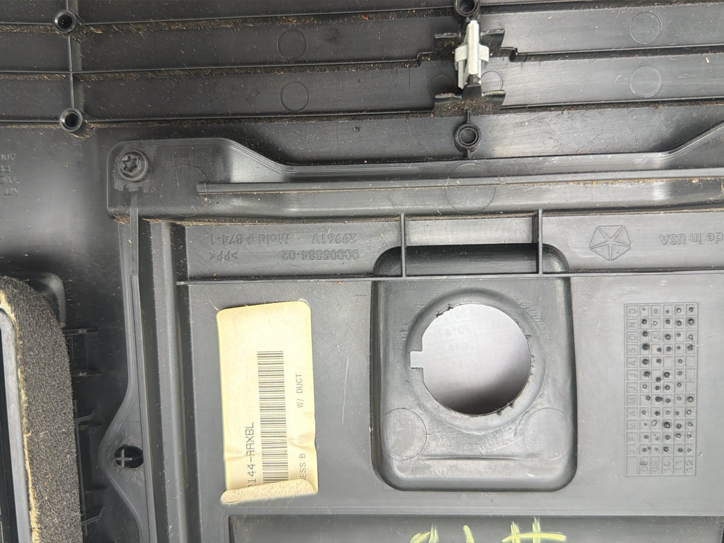 2013-2018 Ram 1500 Full Centre Console Rear AC Heat Air Vent Trim Bezel OEM