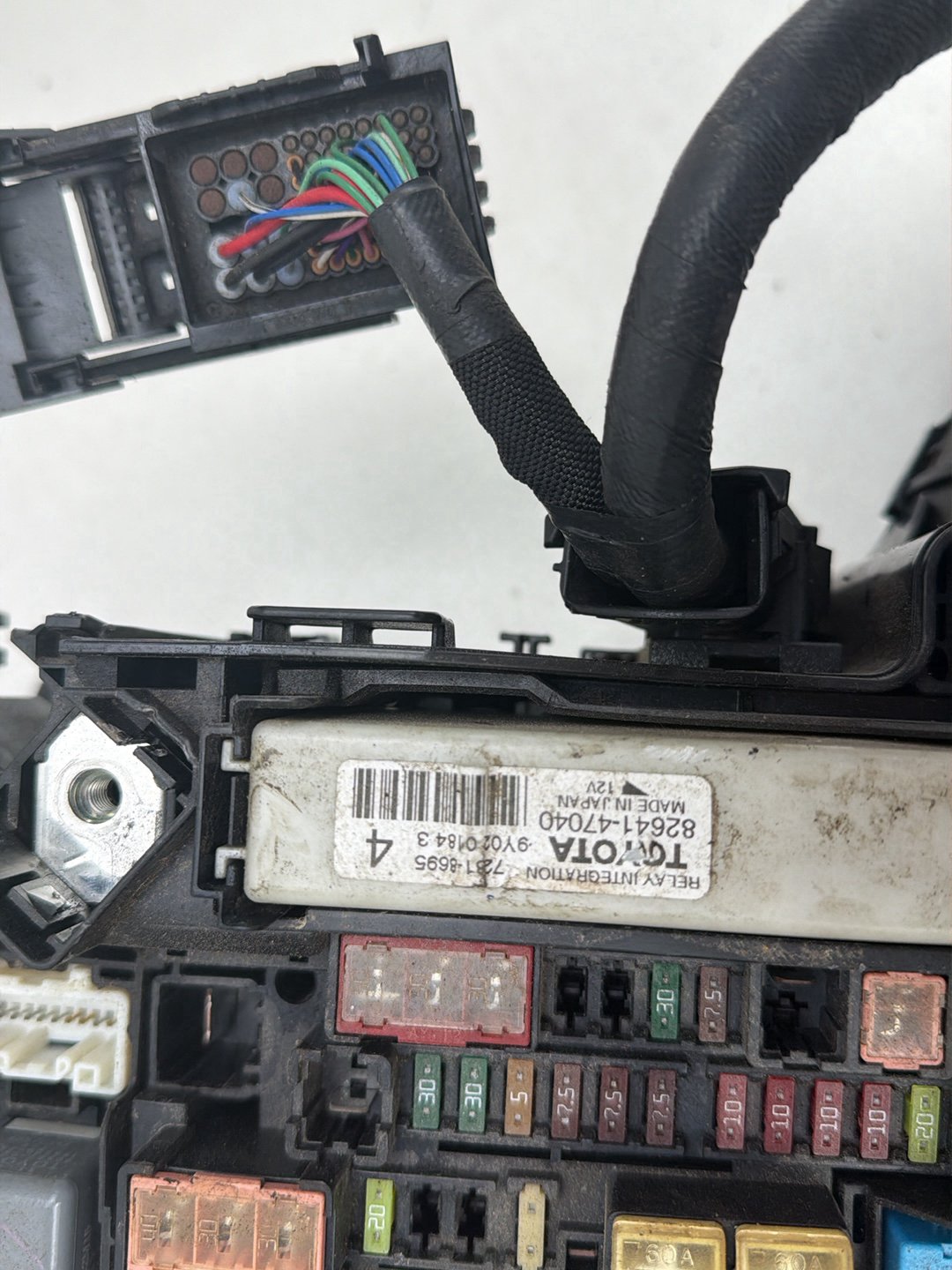 2010-2011 Toyota Prius 1.8L Engine Fuse Relay Box Block Assembly 82641-47040 OEM