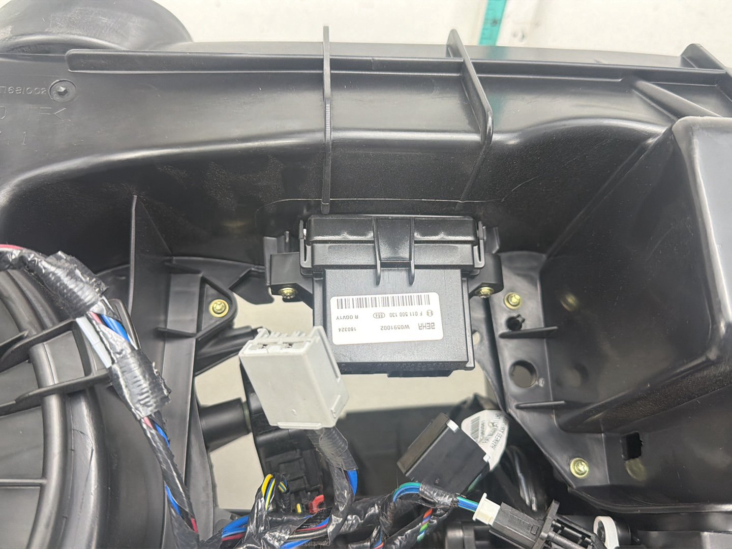 2014-2017 Maserati Ghibli M157 Front HVAC Heater Blower Motor Housing Box OEM