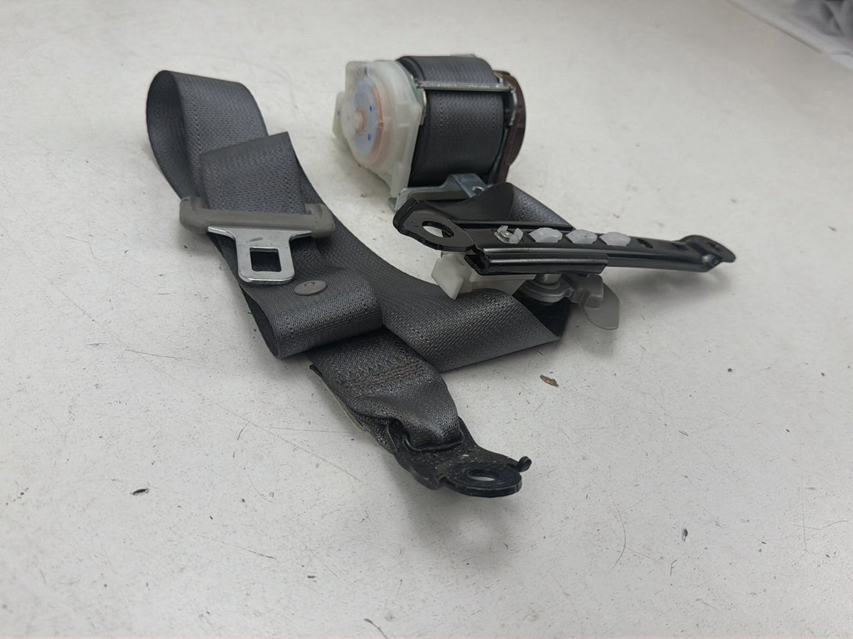 2015-2020 Toyota Sienna 2nd Row Rear Right Side Outer Seat Belt Retractor OEM