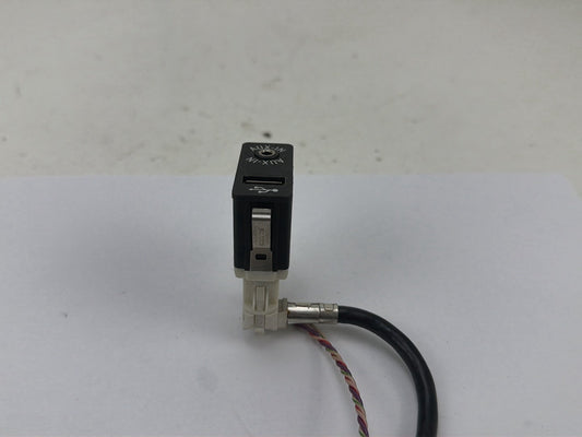 2011-2016 BMW F10 USB AUX-IN Socket Port Plug 9237653-01 OEM