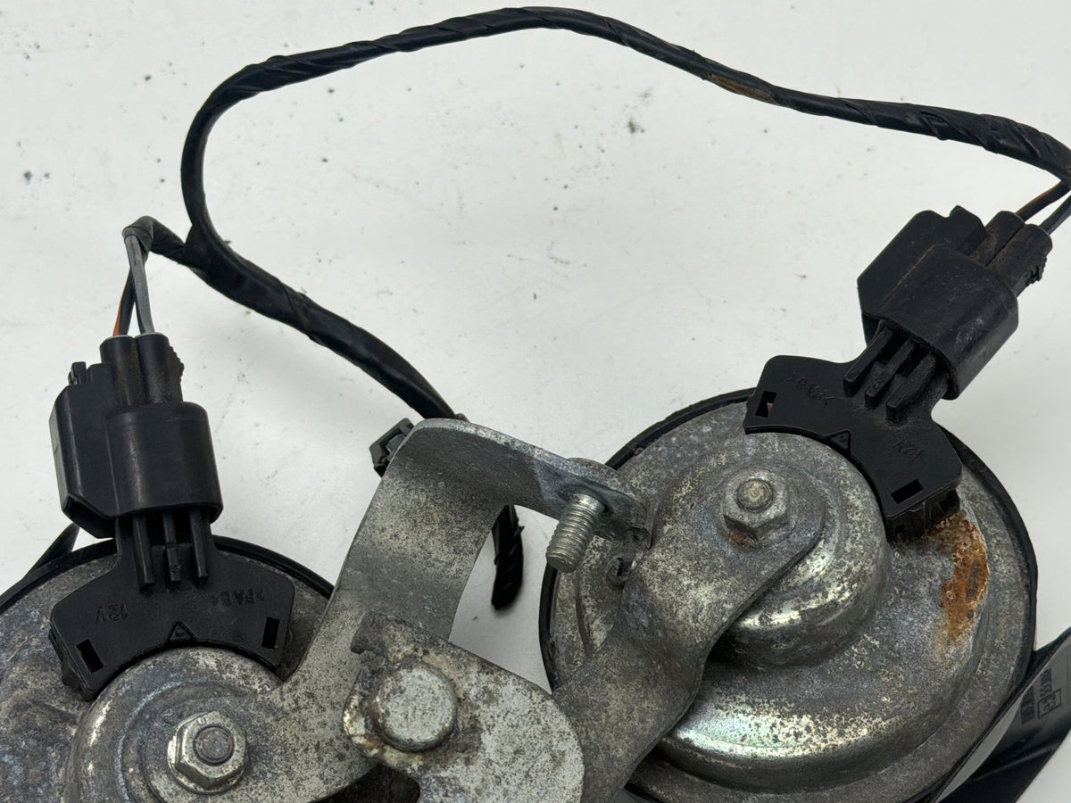 2011-2018 Volvo S60 High Low Tone Dual Signal Horn Assembly Bracket Pair OEM