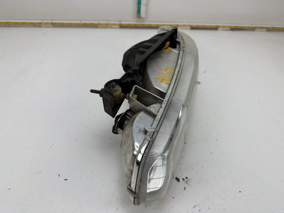 2000-2006 Chevrolet Suburban 1500 Left Side Headlight Assembly 16524537 OEM