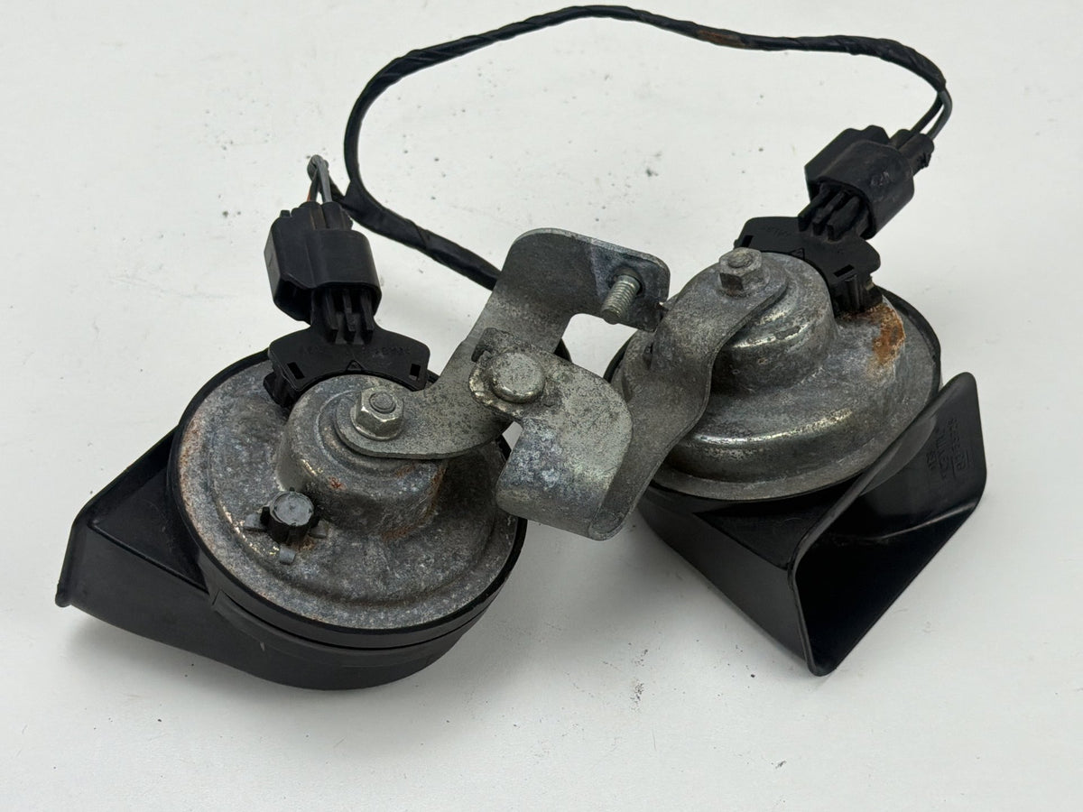 2011-2018 Volvo S60 High Low Tone Dual Signal Horn Assembly Bracket Pair OEM