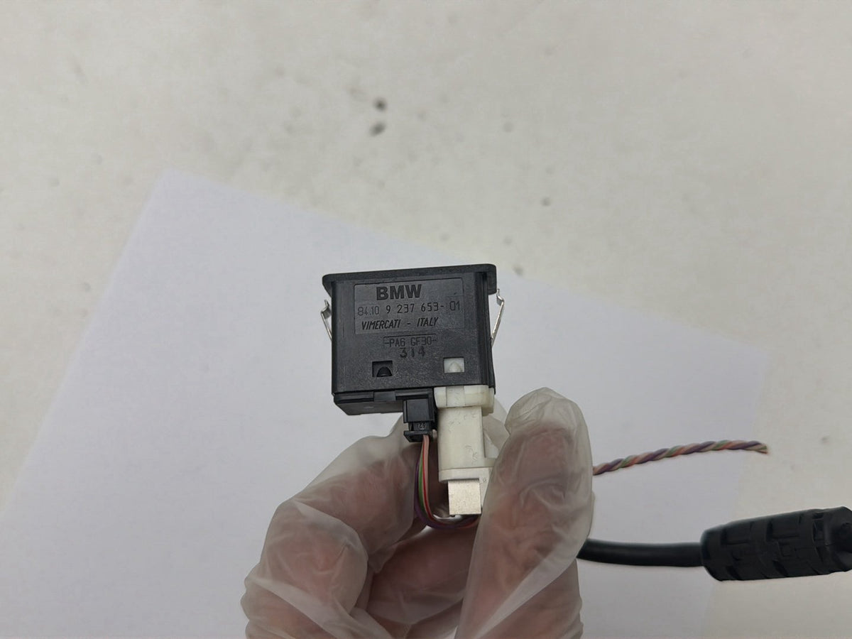 2011-2016 BMW F10 USB AUX-IN Socket Port Plug 9237653-01 OEM
