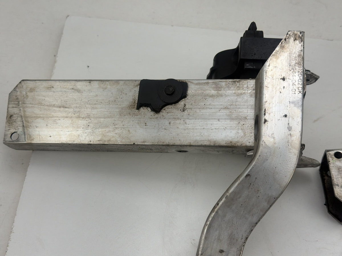 2011-2016 BMW 550i xDrive Front Left & Right Bumper Reinforcement Bracket OEM