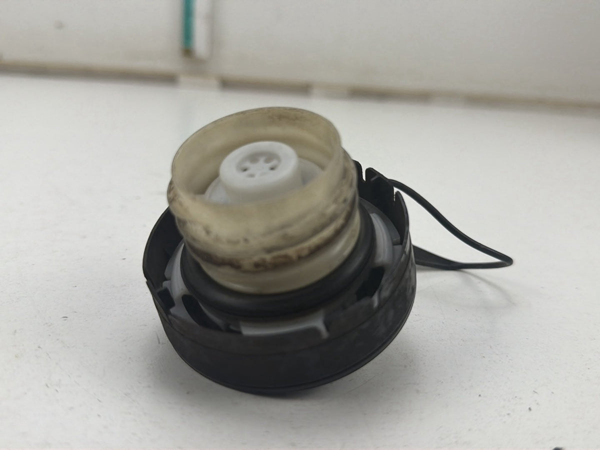 2001-2006 Lexus LS430 Rear Fuel Tank Filler Gas Cap with Tether 77300-33070 OEM