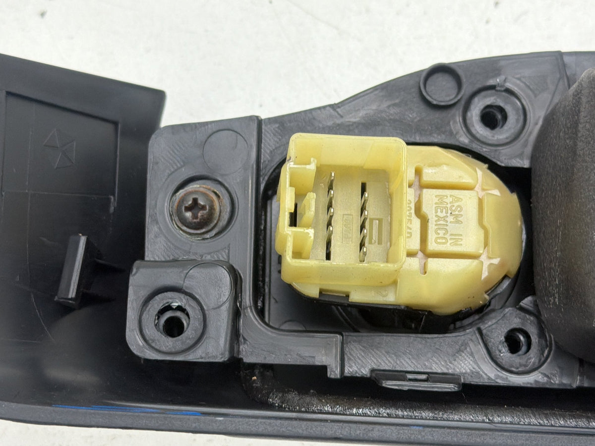2011-2017 Jeep Patriot Driver Door Power Window Control Switch L0164833 OEM