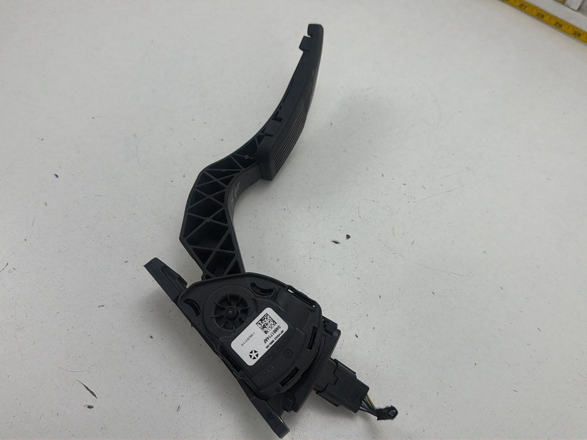 2014-2017 Maserati Ghibli Accelerator Gas Throttle Pedal Assembly 04861714AF OEM