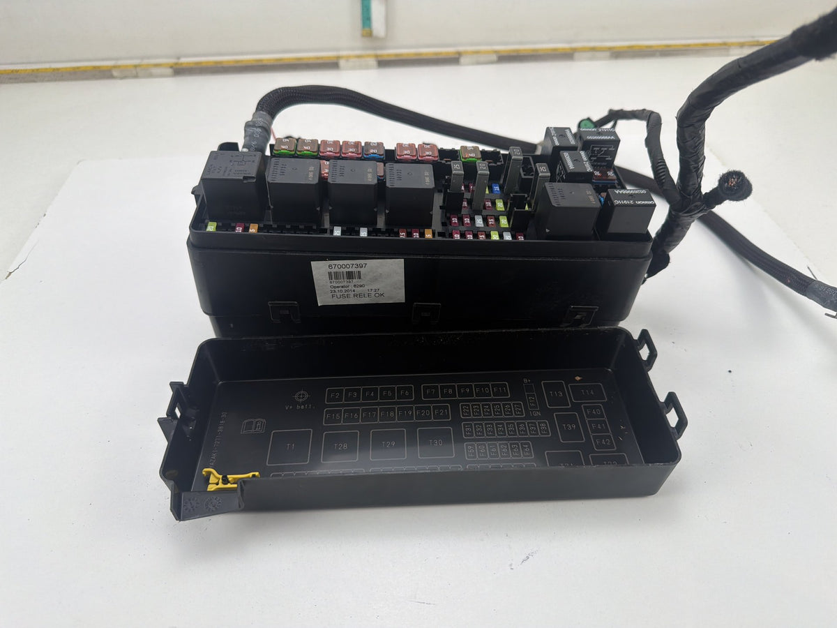 2014-2020 Maserati Quattroporte Engine Bay Power Fuse Box Relay Module OEM