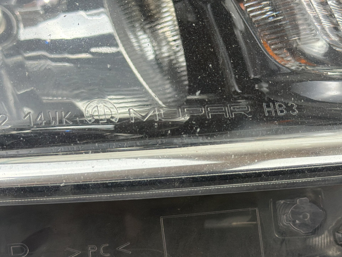 2014-2021 Jeep Grand Cherokee Front Right Passenger Side Headlight M167509 OEM