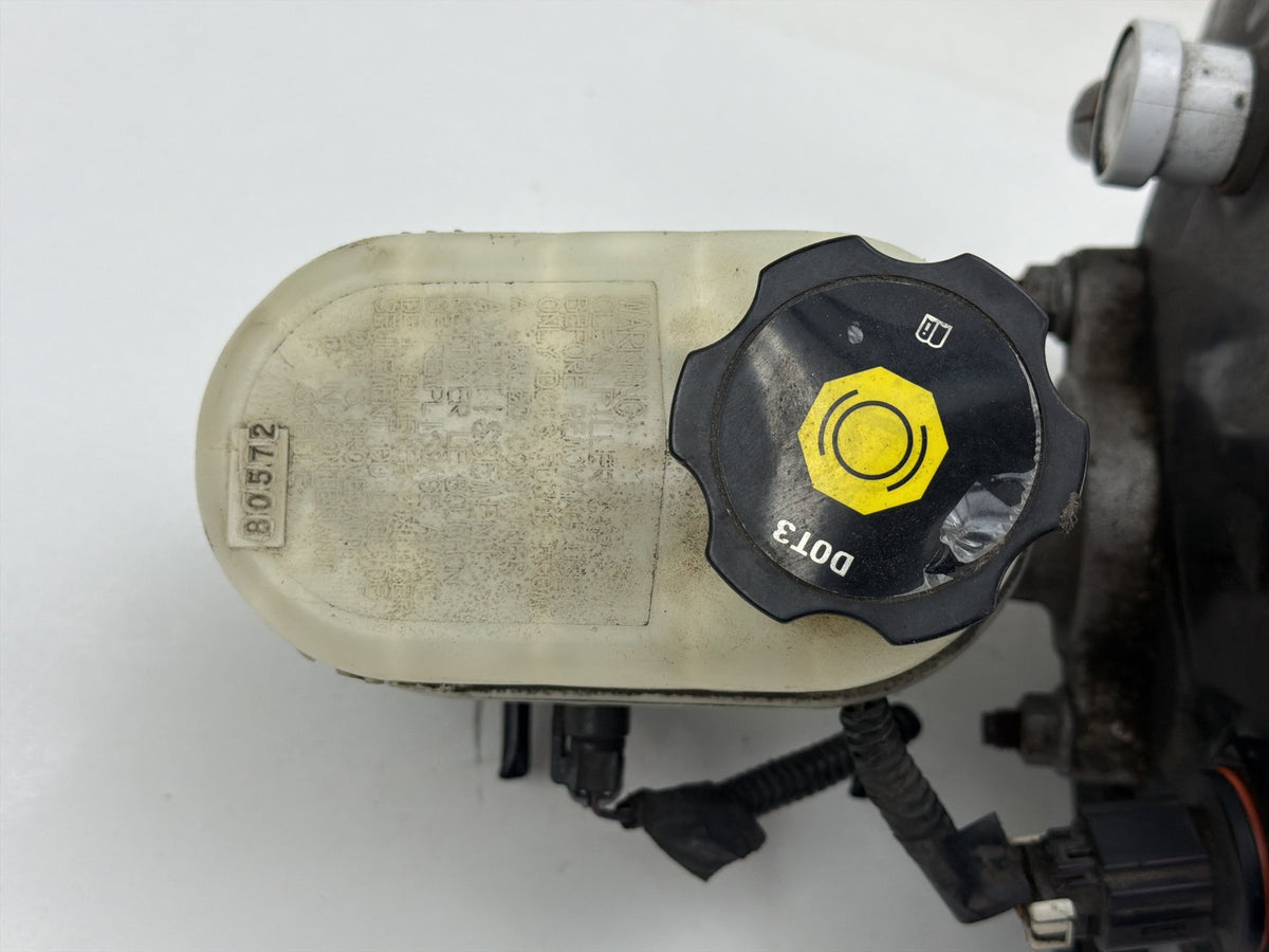 2007-2008 GMC Yukon Denali Brake Booster Master Cylinder Fluid Reservoir OEM