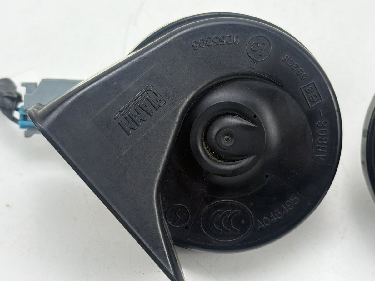 2007-2014 GMC DENALI GMT900 High & Low Dual Tone Warning Horn Assembly OEM