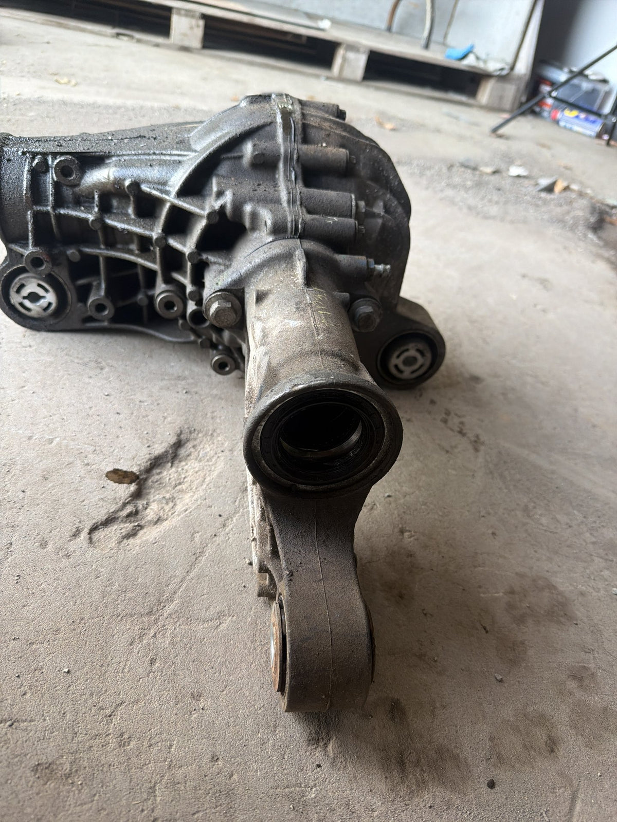 2011-2015 Jeep Grand Cherokee 3.6L 168K Front Differential Axle Carrier OEM