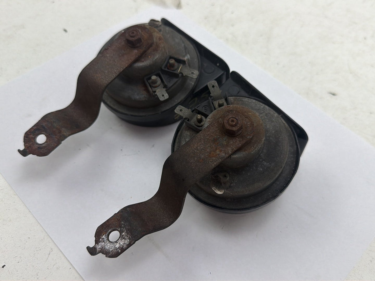 2011-2013 Dodge Durango High Low Pitch Tone Dual Horn Signal Alarm Assembly OEM