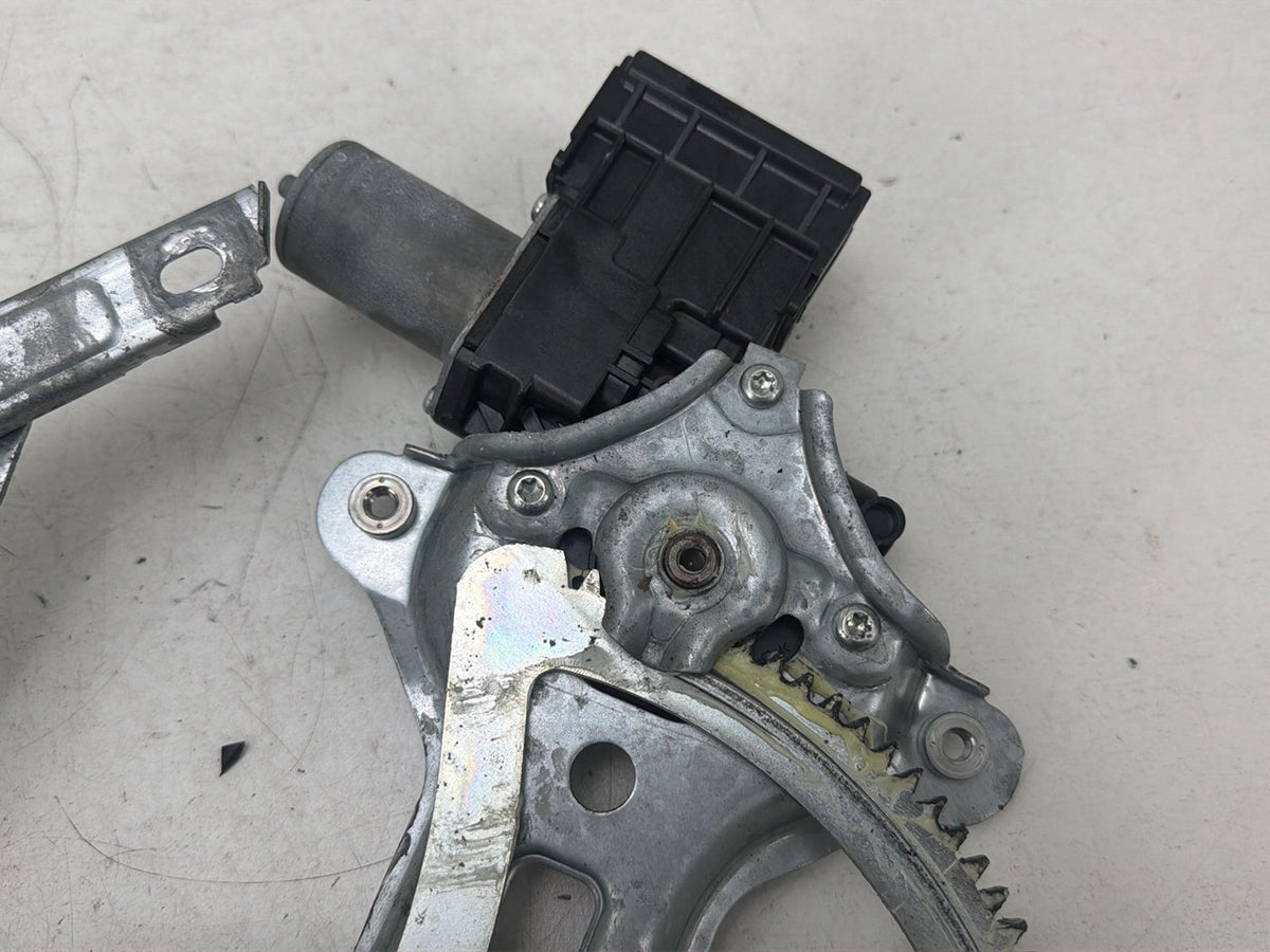 2015-2018 Toyota Sienna Right Front Window Regulator/Motor 85710-06261 OEM