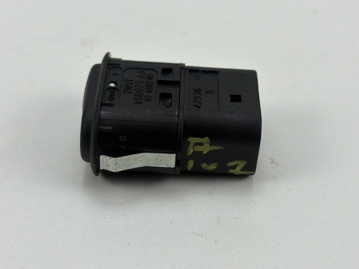 2011-2018 Volvo S60 - Front Right Seat Height Switch 7W1T-15B679-AA OEM