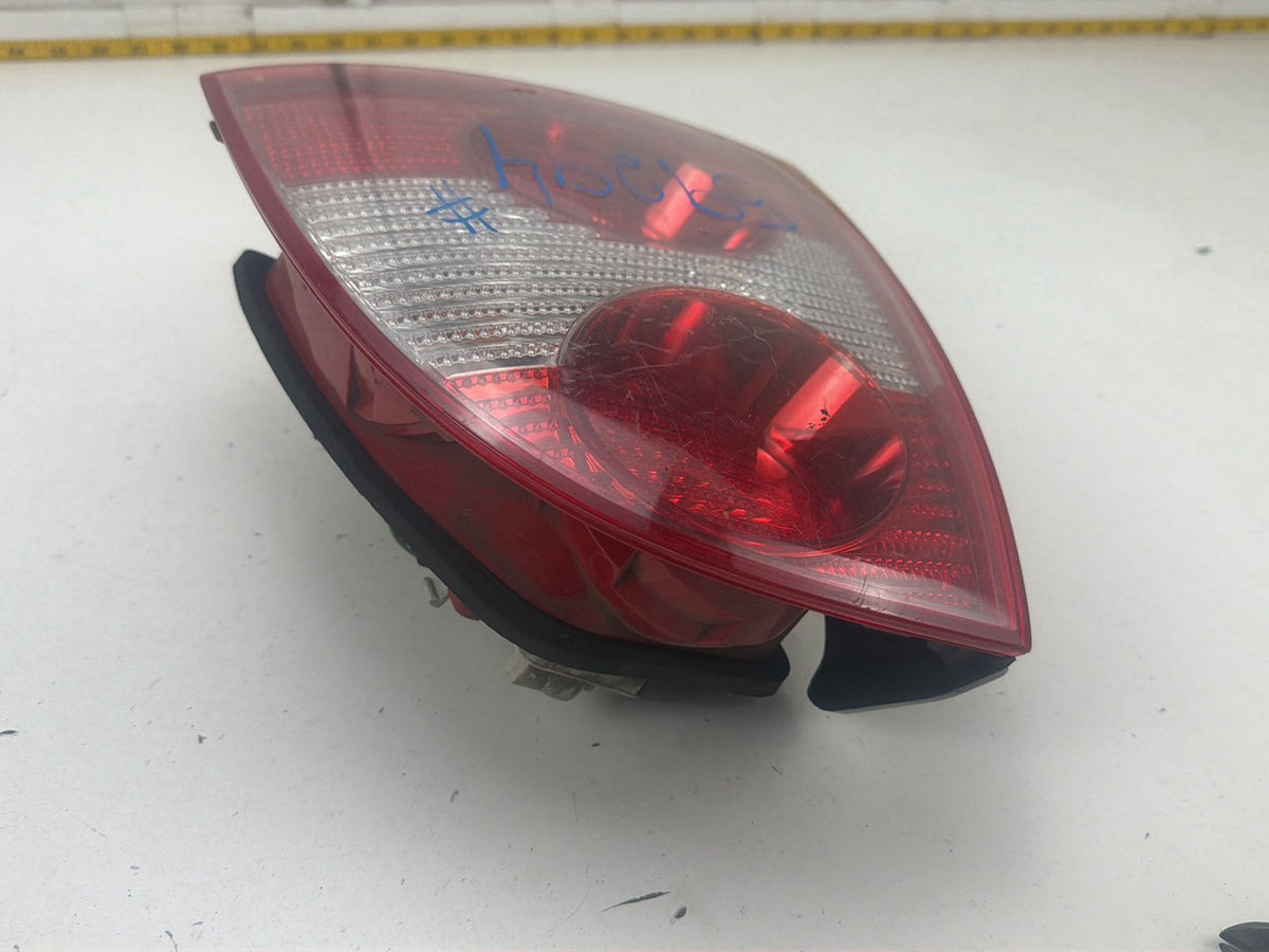 2001-2005 Volkswagen Passat Rear Right Passenger Tail Light 28408015 OEM