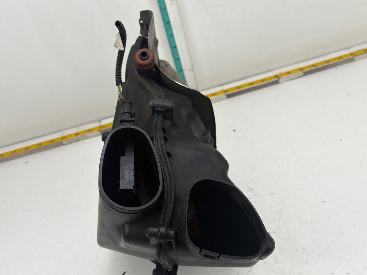 2011-2013 BMW 550i xDrive F10 Engine Air Cleaner Filter Housing 13717577466 OEM