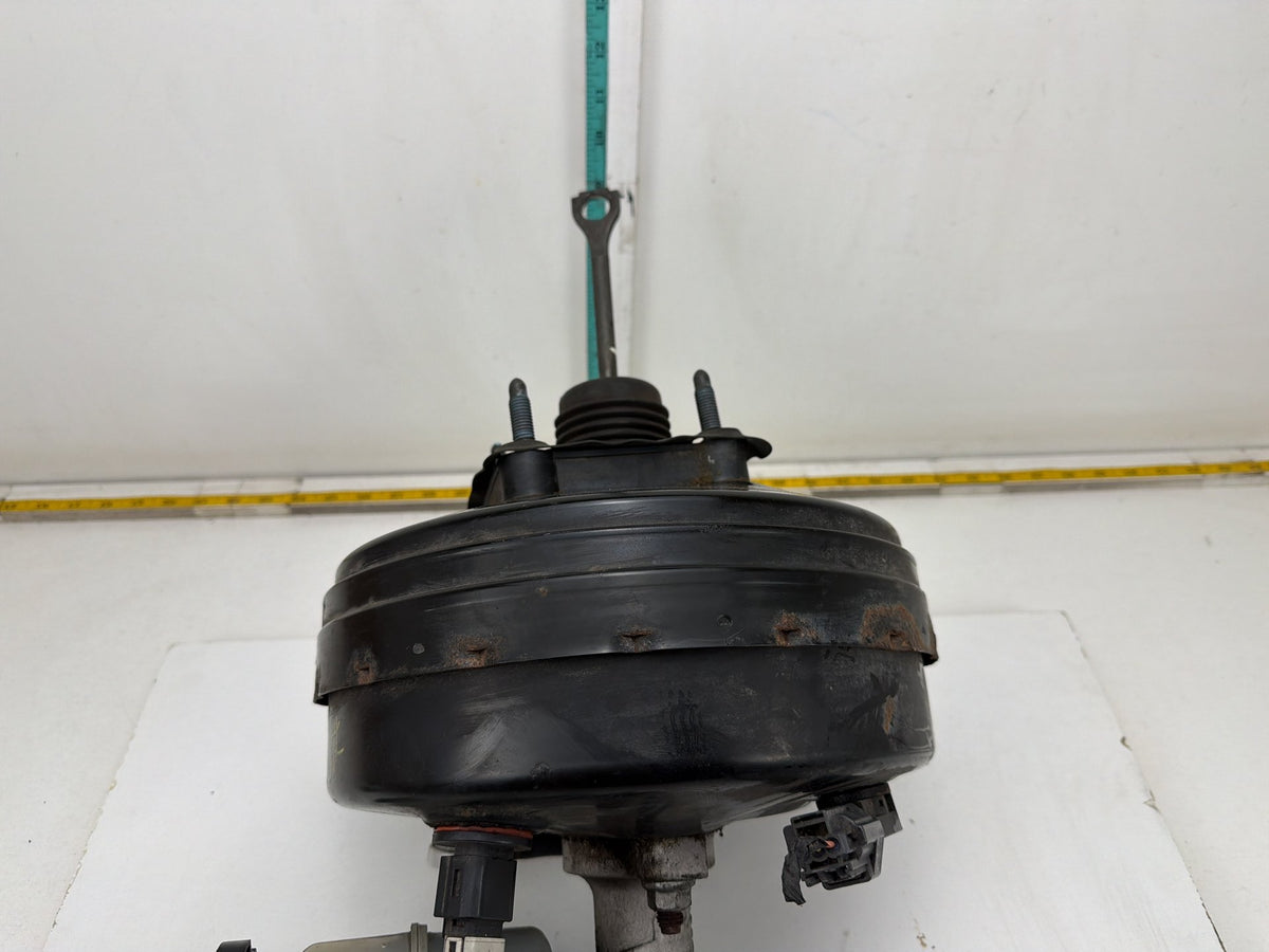 2007-2008 GMC Yukon Denali Brake Booster Master Cylinder Fluid Reservoir OEM