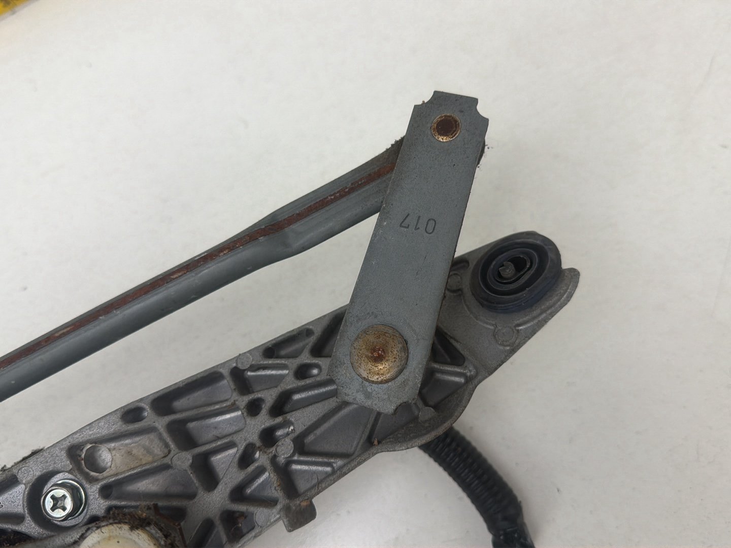 2007-2012 Lexus ES350 S190 Front Windshield Wiper Linkage & Motor 8511033330 OEM