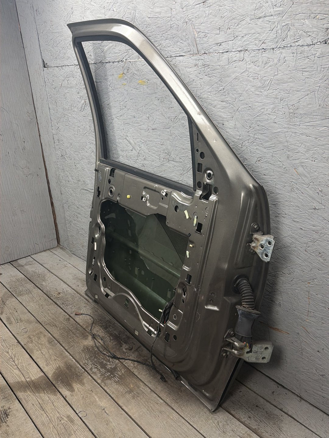 2003-2006 Lincoln Navigator U228 - Left Front Door Shell OEM